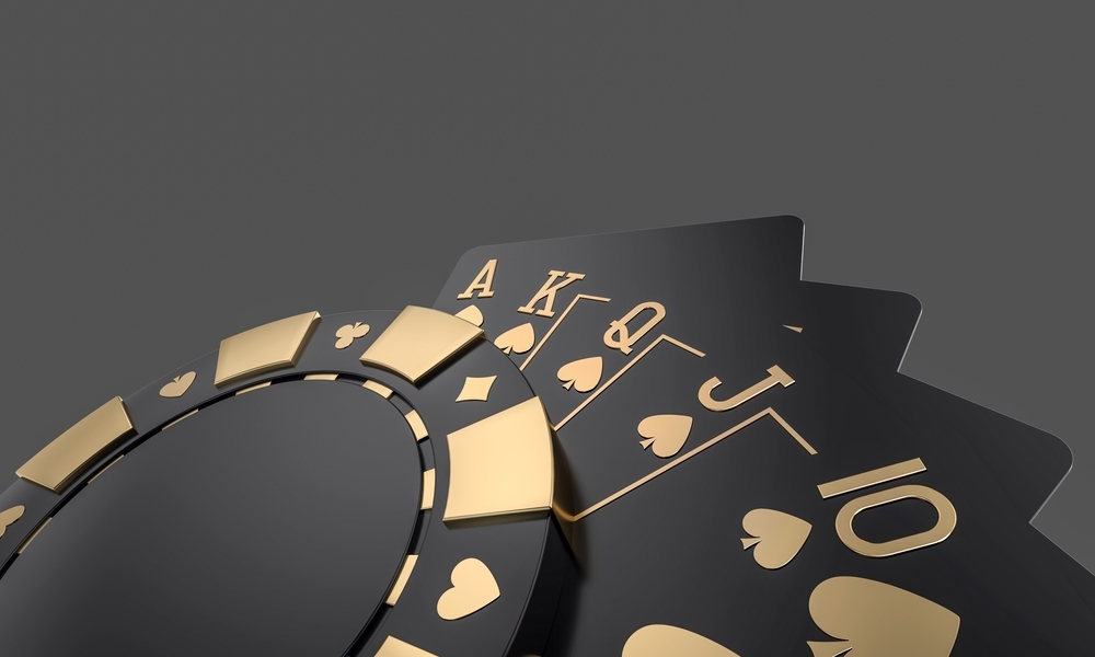 une quinte flush royale et un jeton de poker