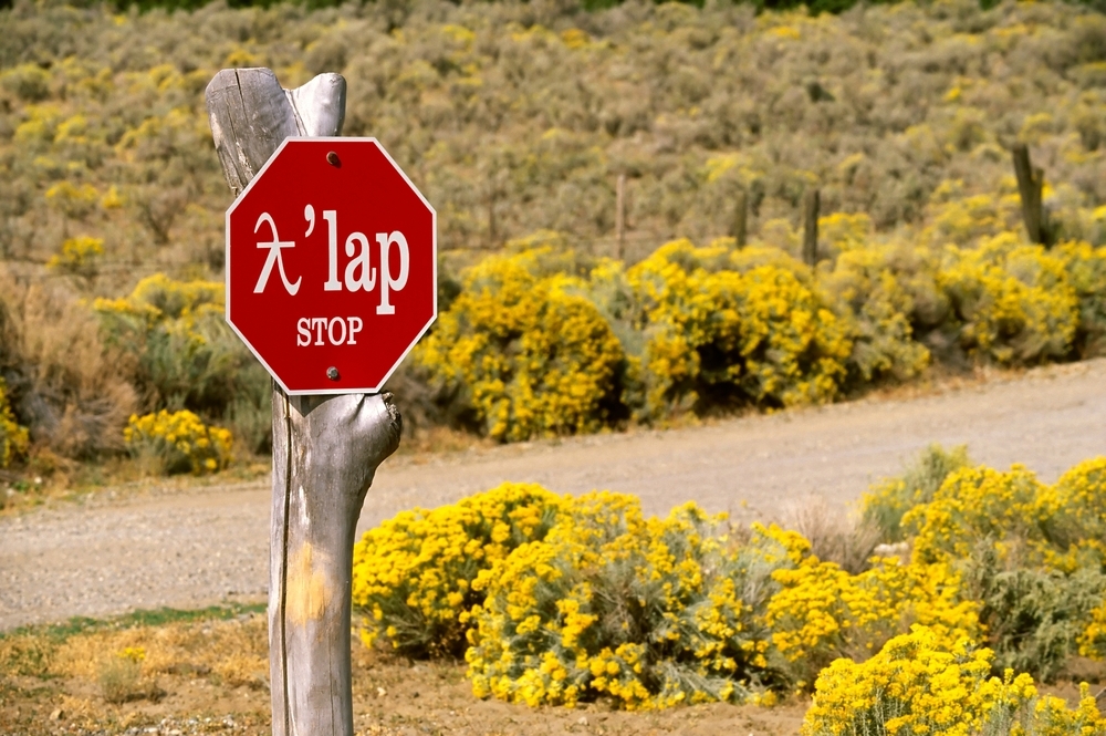 Un panneau de signalisation rédigé à la fois en anglais et dans le langage de la communauté des Premières Nations.