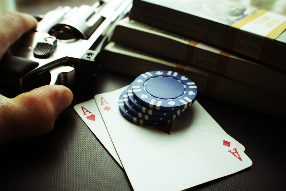 Cash, cartes à jouer, jetons de poker et une arme ; l’aventure ne fait que commencer.