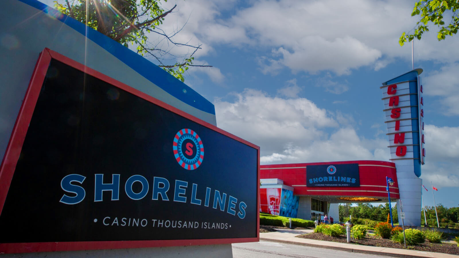 For a more intimate VIP casino experience, the Executive VIP Lounge at the smaller Shorelines Casino Thousand Islands offers exclusivity for only 75 guests.